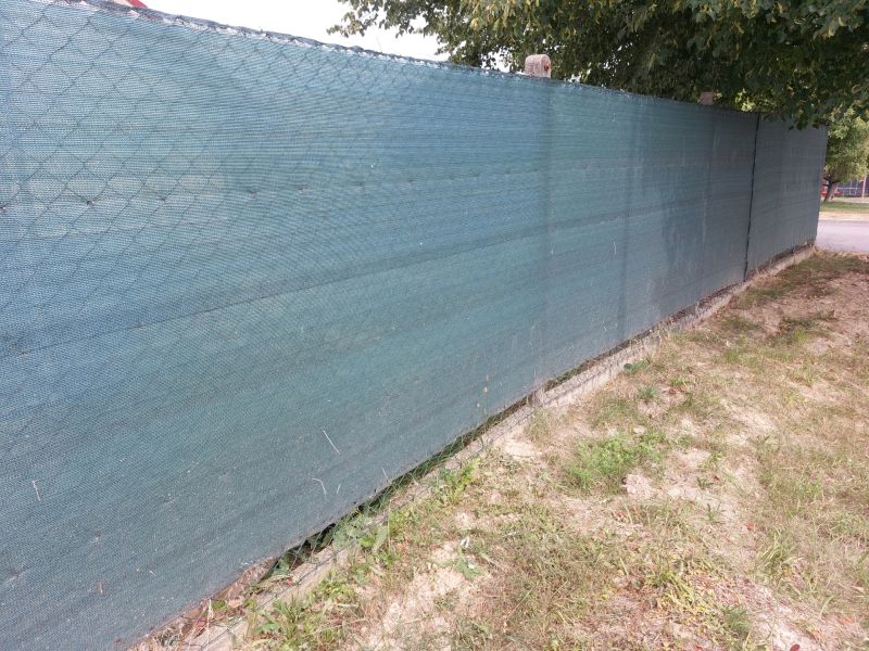 Stínicí prvky pro větší soukromí – tkaniny, lamely, živé ploty